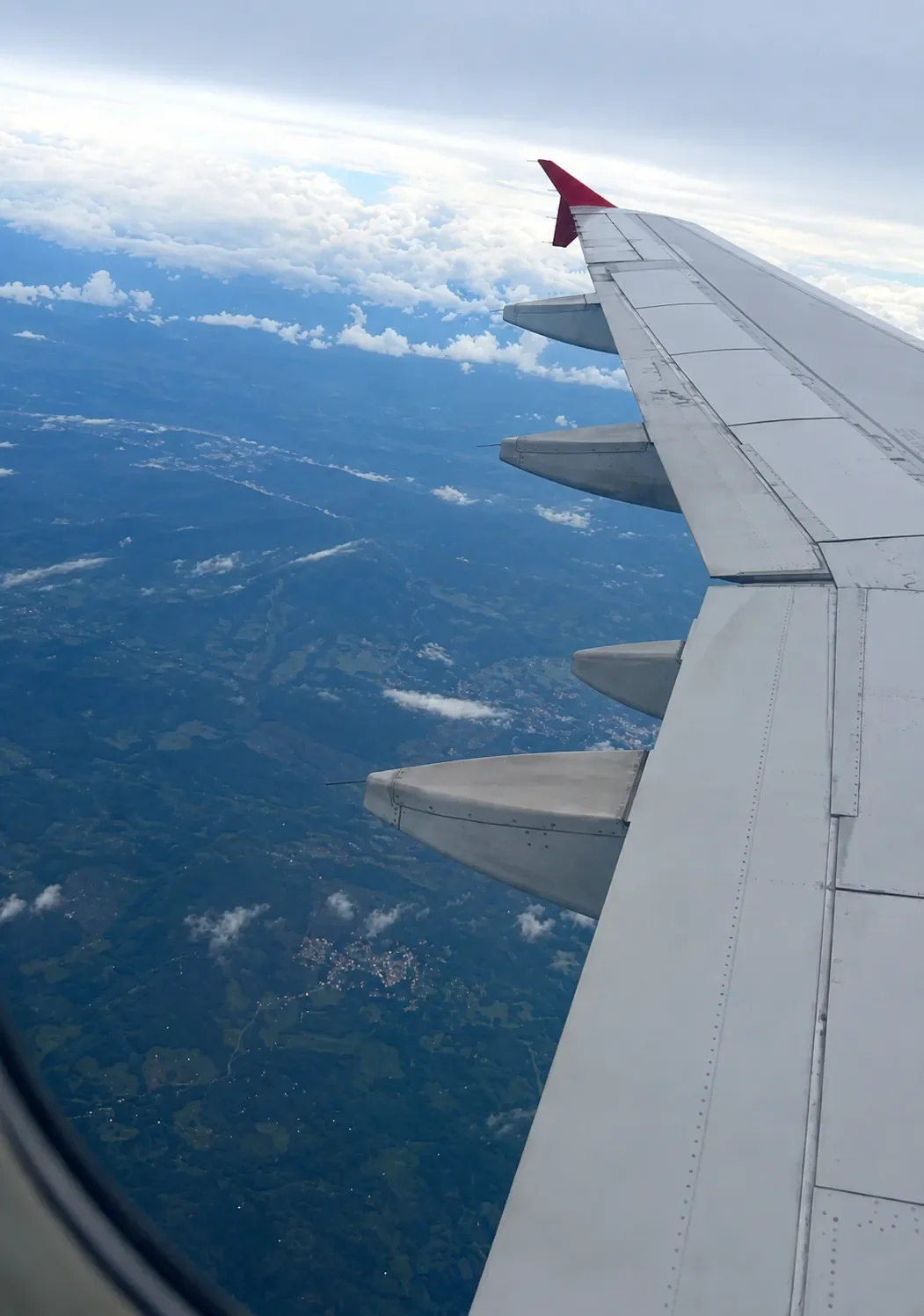 Vista desde el ala de un avión sobre la sierra y la selva del Perú